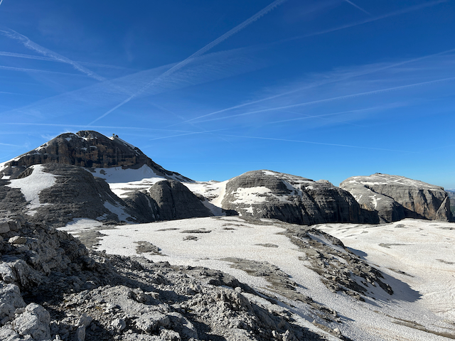 Reichlich Schnee liegt auf dem Sellamassiv