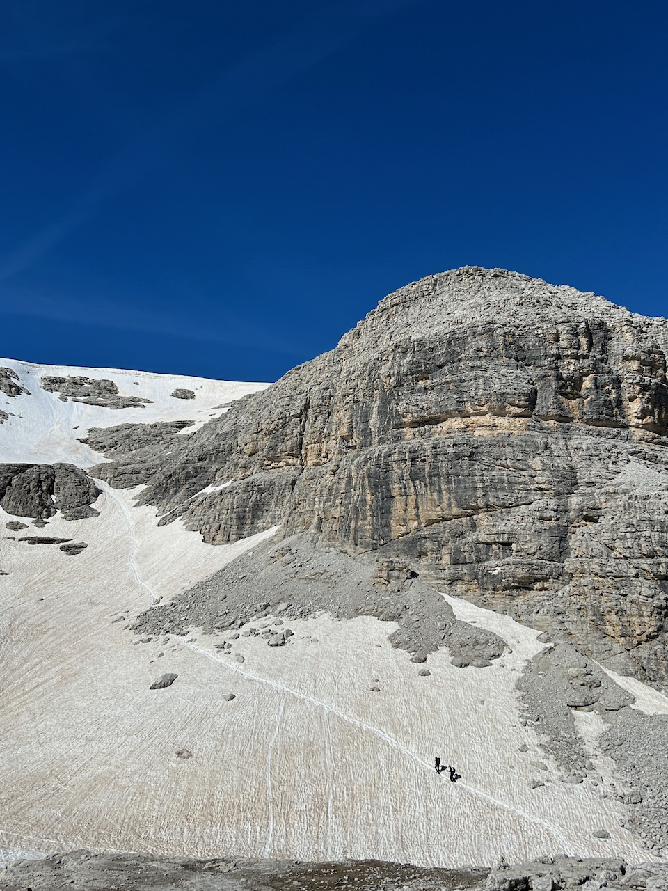 Zwei Wanderer im Aufstieg