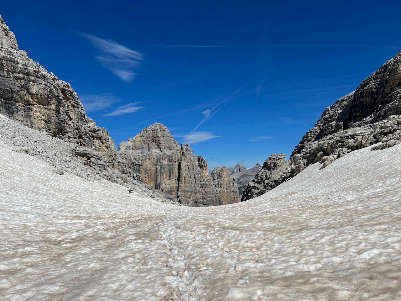 Abstieg durch tiefen Schnee