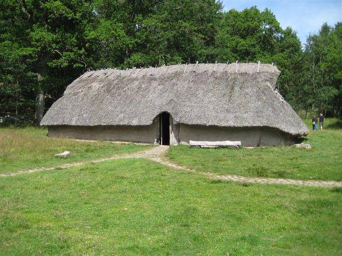 Rekonstruksjon av et: Bronsealder hus på Vitlycke museum. Foto. Heine Iversen. (C)