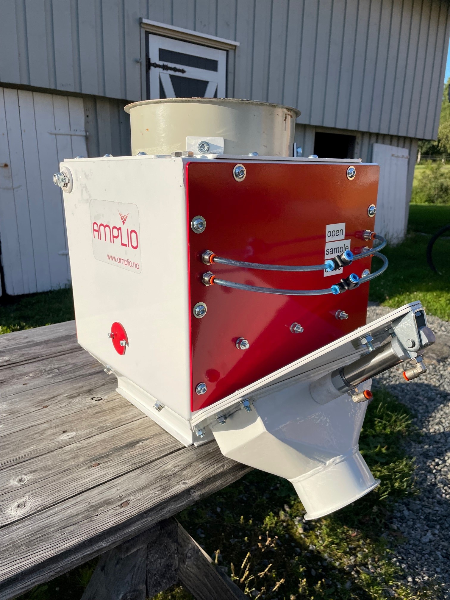 A-tec 1800 is a compact average sampler designed for falling grains ore small granulates the sampler are reinforced  with stainless plates for extended time of use, and improves the security for testing, and clean samples.  A-tec 1800 has a changeable feeder (inlet). Amplio have in stock feeders from Ø100 to Ø250 and Q16 to Q24. Expiration pipes (inlet) I standard Q24, transmissions to all standard pipes is delivered on special order. Test expiration Ø100 fits perfect to Amplios sample splitter A-tec 900 whit a split grade on 10 to 1. Is strongly recommended, because it gives the opportunity to take many samples, and therefore get a more accurate picture of the content of the sample. Non exterior moveable parts!