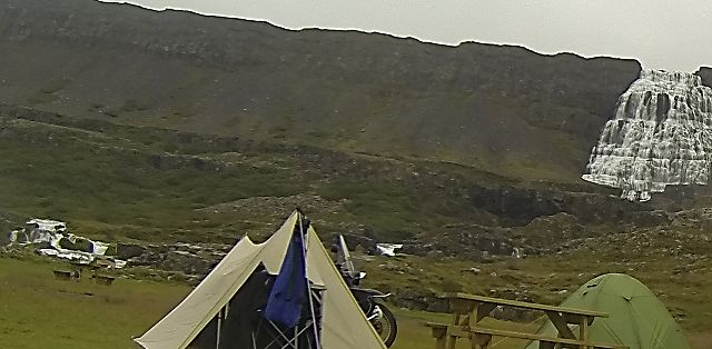 Il nostro campo sotto la cascata Dynjandi,