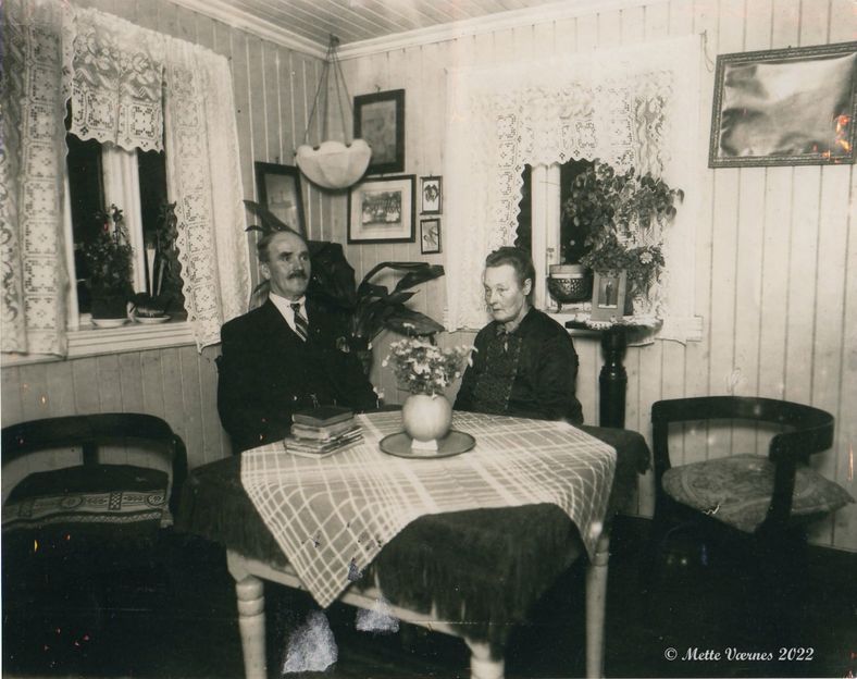Paret som mormor vokste opp hos. Karl Johan Karlsen Værnes og hans samboer, Nikoline Mathilde Kristiansen, ca 1925. 