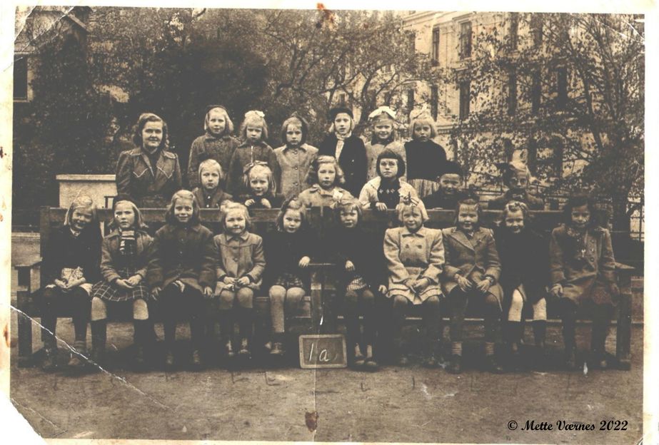 Klasse 1A Ruseløkka skole, ca 1947. Mamma i bakerste rekke, ytterst til høyre.