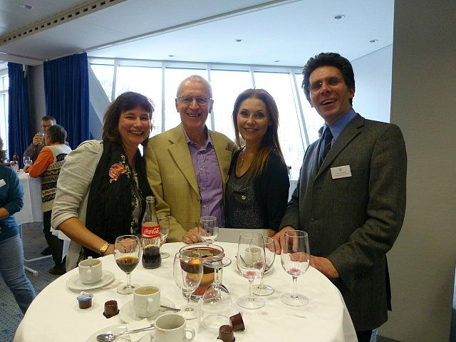 Sur la photo Madame Valérie Derivaz, Présidente de SOS Chats Genève; Monsieur Heinz Lienhard, président Protection Suisse des Animaux; Lolita Morena et Thierry de Mestral, comité central de la PSA.