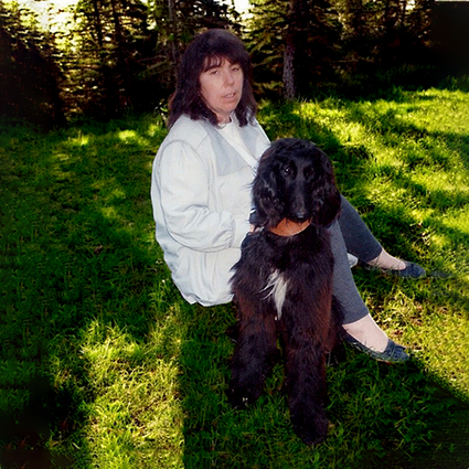 Christiane Roufosse, fondatrice de Love Animals, avec un chien