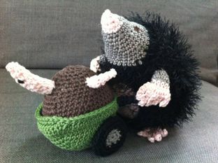 Mol met kruiwagen met worm (haken)