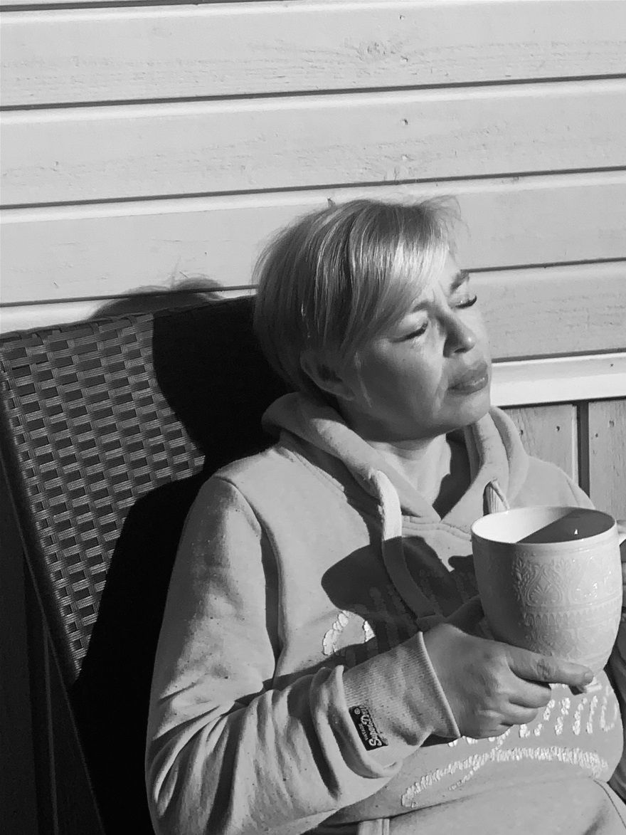 Här är jag...med mitt underbara svaga kaffe, min soliga terass och en vanlig söndag
