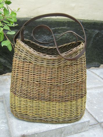 Skuldertaske, smal model.