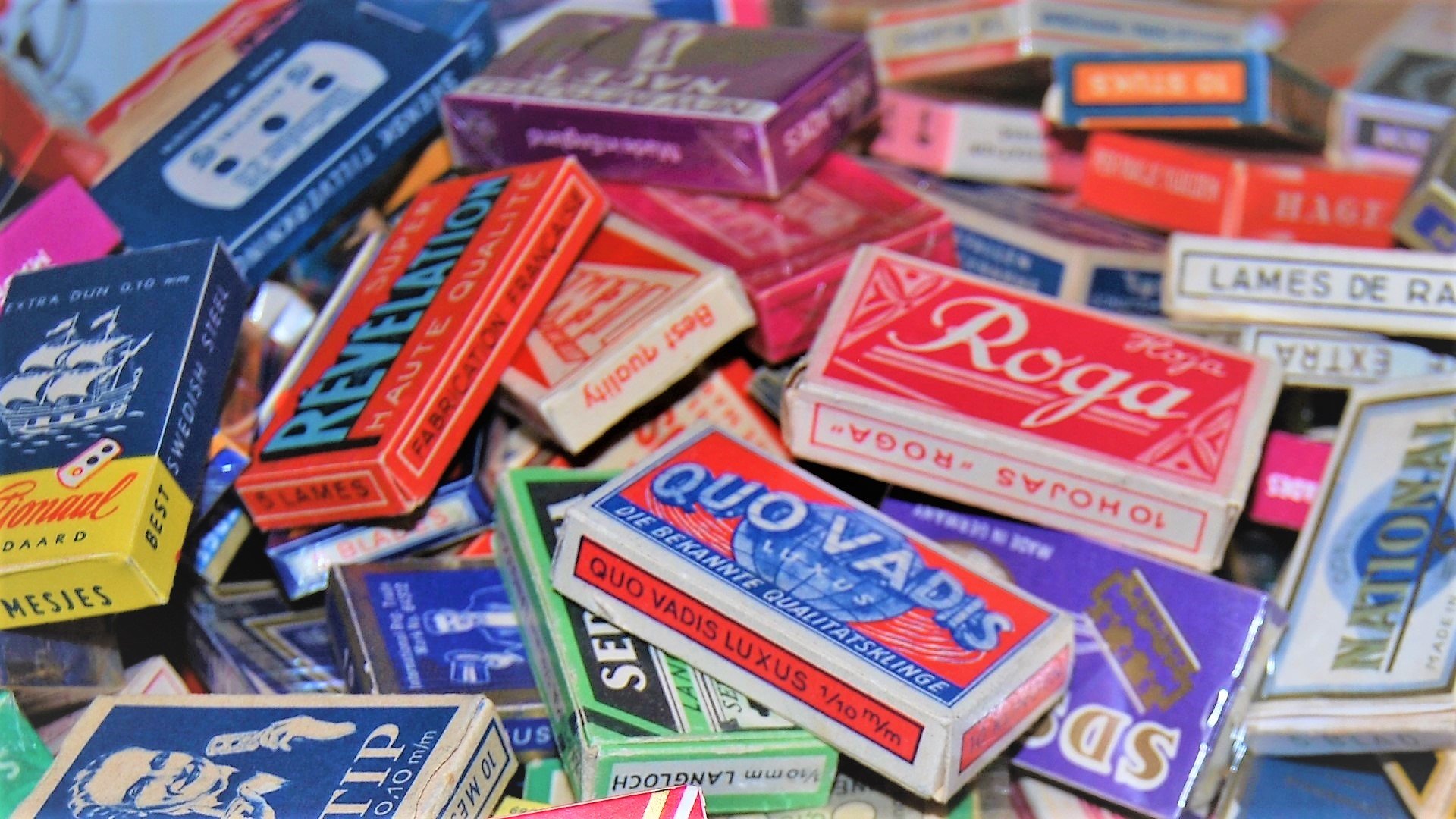 Razor blade collector