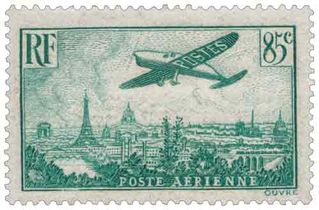 Avion survolant Paris