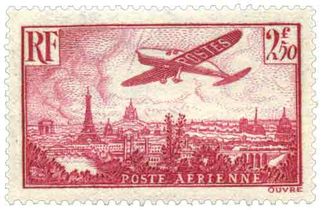 Avion survolant Paris