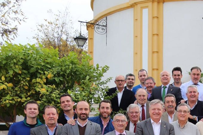 A las 14:30 horas del día 2 de Diciembre se celebró en el Casino Militar de la Avenidad República Argentina de nuestra ciudad, la primera comida de hermandad entre los socios de Arcángerl Azul. En esas magníficas instalaciones, compartimos un rato muy agradable de confraternización y tras degustar un suculento menú, procedimos a realizar la foto de familia en el patio.

Nos acompañó nuestro Socio de Honor, D. Juan José Primo Jurado, Subdelegado del Gobierno de España en Córdoba.