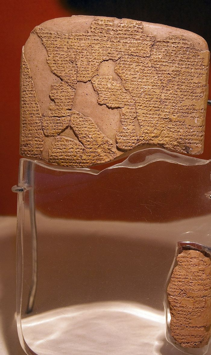 Yksi vanhimmista tunnetuista rauhansopimuksista, Kadeshin sopimus Istanbulin arkeologisessa museossa. Wikipedia