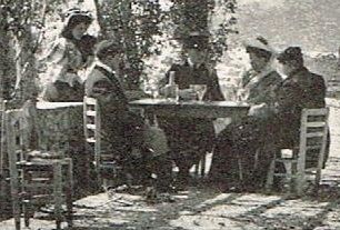 Apéritif sur une terrasse avec un gendarme