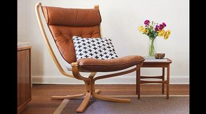 En klassisk och nätt läderfåtölj i ett vardagsrum klädd om i brunt läder. En klassisk och nätt läderfåtölj i ett vardagsrum klädd om i brunt läder.