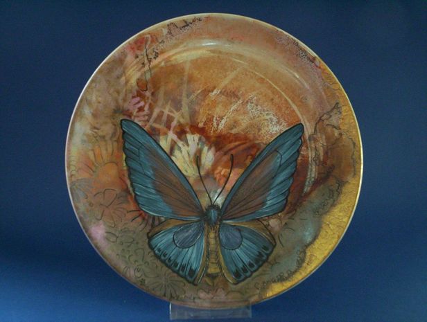 Assiette 21cm, travaille de lustre, or et couleurs métalique.  
©  Vivianne Hardy