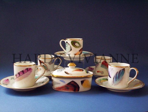 Petites tasses avec plumes.
©  Vivianne Hardy