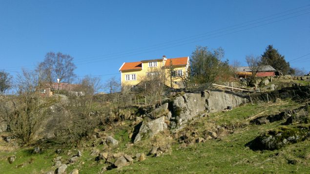 2.4 flyttet jeg hjem igjen. Huset var fullt av ekser med mine eiendeler i. Først i dag 4.4 ble jeg ferdig med innflyttingen. Det feiret jeg og jentene med en lang tur. Bildet vise huset vi har bodd i mens mitt hus ble reparet. Nå starter påskeferien. Håper på mye fint vær slik at vi kan gå tur og trene.
Nå skal jeg nyte dagene frem til skolestart.
