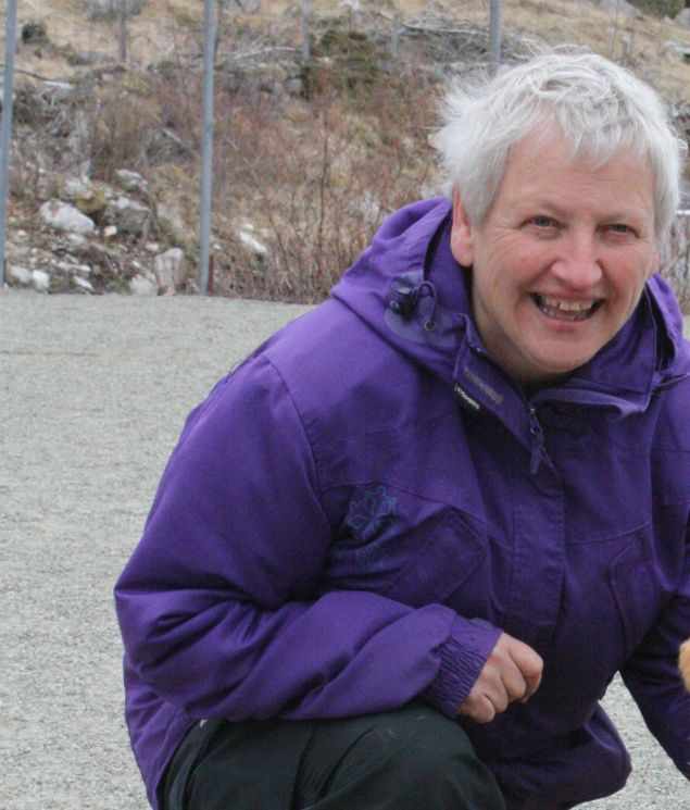 I dag har Amira og jeg gått lydighetskonkurranse i Egersund. Vi gikk i klasse 3. Amira synes ikke det er morro med sterk vind. Vi fikk 3 smultringer. Men mor klarte å beholde roen, ikke høy stemme og intet tøff kroppsspråk. 
Da er i alle fall eg fornøyd med dagen