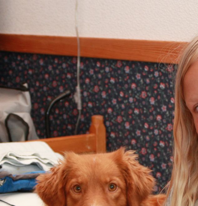 I dag har valpene flyttet opp i stua. De sover fortsatt i valpekassen. Klippet neglene for første gang i dag, utrolig hvor rolige de var. I morgen får de sin første ormekur.