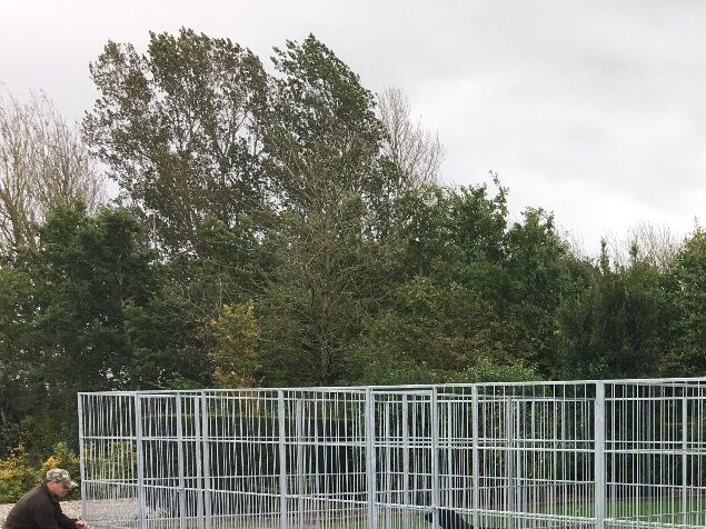 Så blev hundegårdene færdige ved Christian. Nu mangler der så 3 stk isolerede hundehuse med overdækket veranda.