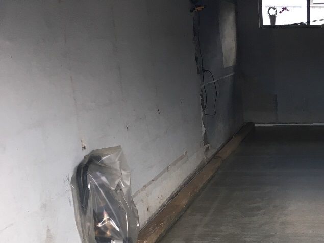 Så kom der igen beton på gulvet i kennelbygningen i Trustrup. Det bliver godt med gulvvarme og masser af plads i de kolde vintermåneder. Næste opgave er taget som skal udskiftes til et ståltag og isoleres. Der skal trækkes ny strøm og monteres dæmpbare spots i troltex loftet. Skal have fundet et relæ der gradvis kan dæmpe lyset over en halv times tid.