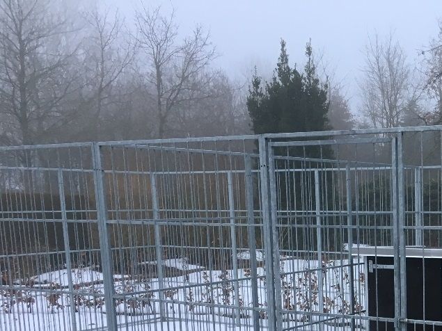 Så blev det første hundehus færdig. En god isoleret luksus bolig med svingdør og åben terrasse. Ved rengøring åbnes den ende side hvorefter det er let at feje skidtet ud.  I kan finde flere billeder fotoalbum/hundehus.