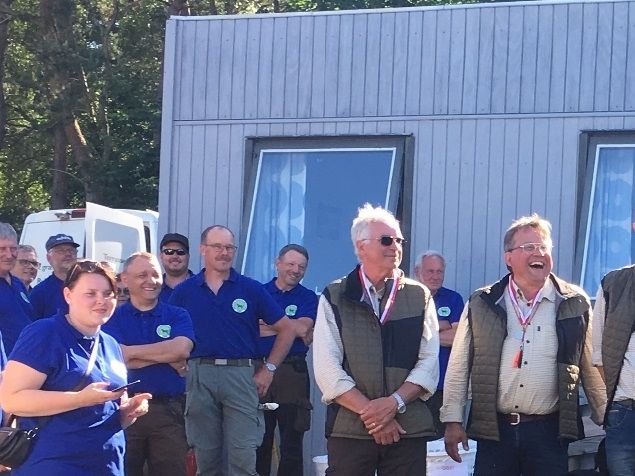 Region Østjylland blev Sølvvinder ved DM for hold.
Holdkaptajn Svend Aage Vinter fik et kvarters briefing hvorefter der var parole hvor der bl.a. blev pointeret vigtigheden af at passe på hundene med temperaturer op mod 30 grader. Før hver post gennemgik Svend Aage strategien som blev kommenteret og endelig aftalt. Der var svære elementer i hver post og op til 23 fugle  der skulle hentes. I mange tilfælde forsvandt hundene i højt græs eller bag en bakke. Posterne var kombinerings poster med dirigering, markering og store område bestemte søg. Vi kom lidt trægt i gang på post 1 og fik et 10 tal. Hundene skulle arbejde meget, og især Oles hund sparede ikke sig selv, som desværre resulterede i at den blev overophedet (solstik) og måtte trækkes fra resten af prøven. Vi havde endnu et uheld på post 3 hvor Duff faldt i en 3 meter dyb cement afløbsbrønd under et stort områdebestemt søg. Heldigvis skete der ikke noget. Det kunne have gået rigtigt galt. Vores hunde gjorde det det generelt godt og vi blev sølvvinder, kun 2 point fra guld. Jesper's hund Hartjakts Eya blev bedste hund på post 1, og Ravensbank Duff  blev bedste hund på post 3, og samtidig benævnt postens uheldigste. Om dette er en trøst prænie står hen i det uvisse. Efterfølgende blev der fyret op i grillen og for vittighederne. En fantastisk hyggelig og spændende dag.Tak til holdkammeraterne Svend Aage Vinter, Jesper True, Morten Jacobsen og Ole Meinert for hyggeligt samvær og en rigtig god dag. Tak til  Region Nordsjælland for det store arbejde med at arrangere prøven, til prøveleder, hjælpere, og dommere som måtte arbejde hele dagen i 30 graders varme. og ikke mindst til sponsorerne af de fine præmier og udstyr til holdet.
