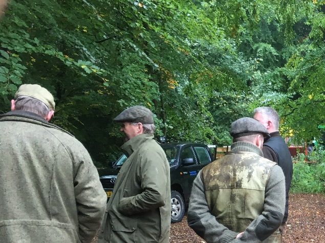 Endnu en dejlig dag med opsamling på Clausholm. Vejret var omskifteligt med småregn, blæst, og solskin. Der blev skudt krikænder, gråænder, fasaner, og harer. På billedet serveres der i felten kakao, kaffe, og skyttens fantastiske hjemme bagte kage - og så lige den traditionelle spand blandet slik. En rigtig hyggelig dag hvor Duff gjorde det fint.