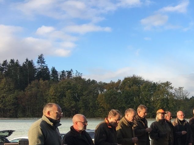 En rigtig fin jagtdag hvor den første sne lå i et tyndt lag. Solen brød lejlighedsvis igennem og lunede dejligt hvor temperaturen ellers lå på 5-6 grader. Fasanerne var hjemme i dagen anledning og det viste sig at blive en rigtig fin jagtdag hvor skytten formåede at få fasanerne frem i passende buketter. Duff havde mange gode apporteringer, men der er en episode som jeg vil fremhæve:
Efter den sidste såt, og efter at jægere og hundefolk var kørt hjem til paraden vinkede skytten mig hen til sig og pegede ud på en stor åben mark. 