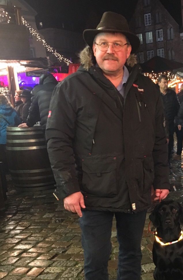 Er med fruen til julemarked i lübeck. Der skal lidt point på kontoen indimellem.😄 det et også et super godt sted at socialisere hund så Hope var med en tur rundt i byen som er pakket med mennesker. Det gik fint og der er ingen problemer med være tæt på mange mennesker der råber, trutter i horn og meget andet. Super god træning.