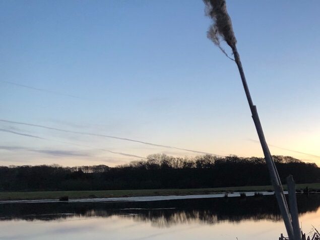 Solen går ned og og andetrækket er begyndt. Det visler i luften af hurtige vingeslag og højt oppe kommer en flok gæs  trækkende. Vi står i 20cm vand. Duff står upåvirket og let logrende i det kolde vand. Nu må der da snart komme en and. Der bliver skudt flittigt i nærheden, og pludselig kommer 2 gråænder ind over. Jeg holder til den bagerste og den falder 15 m ude. En hurtig apport og en gråandrik leveres. En dejlig intens oplevelse hvor man et kort øjeblik glemmer at ens tæer er ved at være underafkølede. Næste gang skal jeg godt nok huske at få et par ekstra sokker på i mine waders. Vi fik tilsammen 1 gås, 12 gråænder og 3 brunnakker. Så nu går turen tilbage til portvin, kaffe og kage og nok også en øl. 