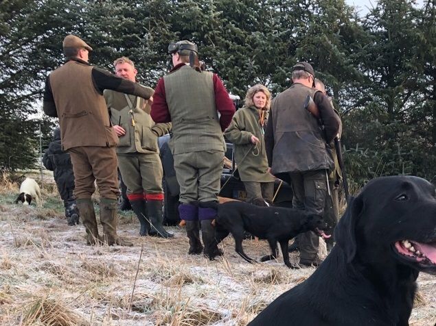 Tid til en lille forfriskning. Vejret var helt fantastisk. Solskin og stille vejr. Flotte og velflyvende fasaner der til tider gav slynglerne store udfordringer. En rigtig dejlig dag.