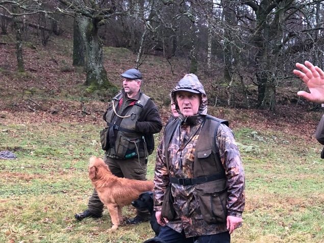 Kvalitetstræning med Stig og Michael. Heldagstræning hvor formiddagen tog udgangspunkt i de unge hunde, og de mere erfarne hunde kom i ilden om eftermiddagen. Man fornemmede fra start at det er et par meget erfarne herrer der er vandt til at træne og konkurrere på et meget højt niveau. Stig havde Viper med om eftermiddagen og viste klassen👏 200 meter snorlige linier ud over åbent terræn, stop og områdefløjt og opgaven var løst. Det var vildt imponerende at se på. Jeg synes selv at jeg har helt godt styr på tøserne mht til at de altid være rolige og følge mig men det blev klart at der stadig er lidt vej endnu. Det er imponerende hvor legende let det ser ud når dette er helt på plads. Vi fik rigtig mange gode fif og individuel feedback. En fantastisk dag sammen med gode venner og super inspirerende trænere.