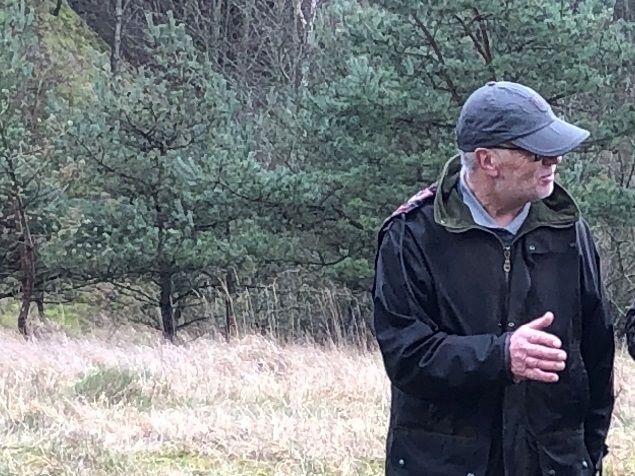 Morten Jakobsen og Torben Bjerregaard havde i dag arrangeret Mock Trail Træning ude på Torbens lækre terræn ved Langkastrup. Vejret var ikke lige med os da det regnede og blæste kraftigt fra morgenstunden. Op ad formiddagen klarede det dog lidt op og der kom kun en byge en gang imellem. Torben øste ud af mange års erfaring og de fleste deltagere fik nye ideer og metoder med hjem i rygsækken. Der var gennemgående lagt vægt på ro og kontrol og samarbejde hvor hunden sendes og efterfølgende afleverer og i det hele taget arbejdet med hunden omkring føreren. Træningen var for Christians og mit vedkommende meget givende da det netop er dette som vi selv ligger meget arbejde i. Vi fik nogle nye input som vi kan bruge fremover. En rigtig fin dag som bestemt kan anbefales.