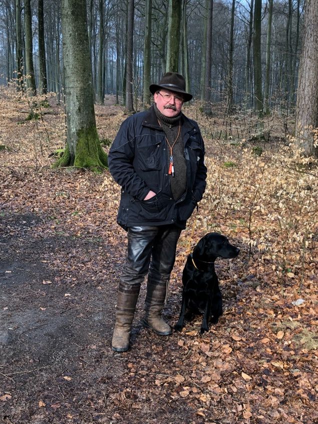 Bizy og hope var tilmeldt i åben klasse men de kom desværre begge i løbetid. Heldigvis kunne det lade sig gøre at få Abbey med i stedet. Jeg var lidt spændt på hvordan det skulle gå da det jo er Christian der træner hende. Begge prøver viste sig at være meget regulære og godt arrangeret i et lækkert terræn.
WT om lørdagen gik ok med undtagelse af dirrigeringsposten. Hun var i området men desværre uden at få fært. Det blev til 61 point plus et nul. Hun er dirigeringsvillig men mangler selvfølgelig erfaring pga hendes unge alder. B-prøven om søndagen startede godt ud med enkelmarkering, dobbelt markering på linie på vand og land, og en dirigering lige hen forbi markeringsområdet. Alt i gik fint og jeg var lige ved at tænke” den er hjemme” da vi som afslutning skulle i det frie søg med makkerhund. Først enkeltvis hvor hun viste fin fart og stil, men efterfølgende da begge hunde var ude løb hun efter makkerhunden som havde fundet er stykke vildt. Jeg måtte give et bøv hvorefter hun slap, men var efterfølgende trykket. Det blev til en 2 præmie hvor hun blev belastet af søget hvilket var i orden. 2 ud af 17 hunde fik en 1 præmie hos vores dommer. Prøven var ikke specielt svær men mange hunde blev under dirigeringen trukket mod de tidligere markeringer og manglede lige det sidste til at kunne få en 1 præmie.
