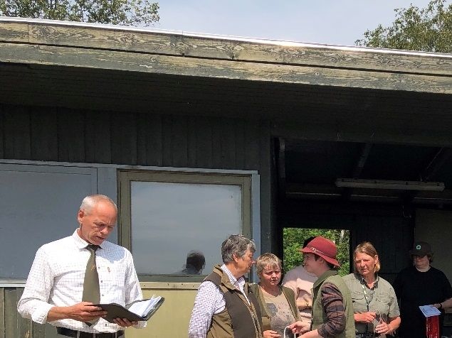 Jette og jeg havde sammen med nogle venner rullet campingvognen til Fjeldborg Camping ved Varde for at overvære DRK's Retrievermesterskab. Det var som altid rigtig spændende at overvære de erfarne hunde førere takle de vanskelige situationer. Når man kommer op på dette niveau er kravene store og der er ikke plads til at træde meget ved siden af. Lørdagen poster var nogenlunde på niveau med en normal vinderklasse og kun 24 hunde gik videre til søndagens poster hvor sværhedsgraden var skruet op. De fleste steder var forholdene tilskuervenlige. Et fint arragement.