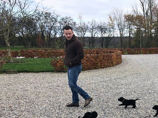 Hvalpene er nu 4,5 uger og der begynder så småt at komme gang i dem udover at spise og sove. Idag var de for første gang på gårdtur. De spiser nu blended hvalpefoder 3 gange om dagen og de tager fint på i vægt. Jeg tror at det passer Abbey fint med lidt aflastning.