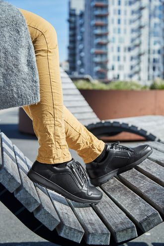 Nahkainen S-lestin kävelykenkä, koot 36-43, 199€