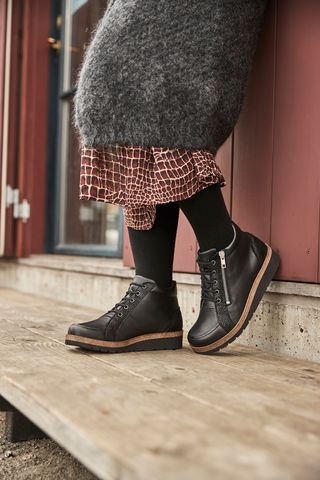 Musta nahkainen M-lestin nilkkuri, koot 36-43, 225€