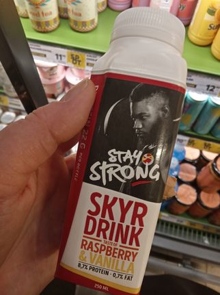 Stay strong drikkeskyr med hindbær indeholder Aspartam