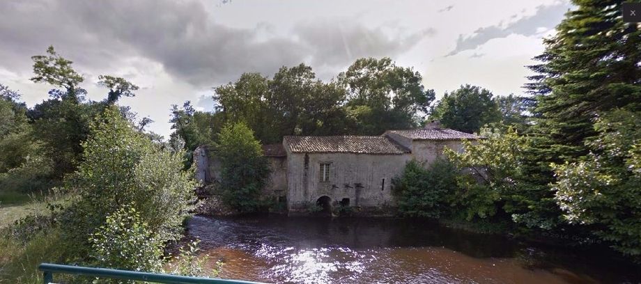 De gauche à droite : les dépendances effondrées, le moulin, le logement du meunier (vue actuelle)