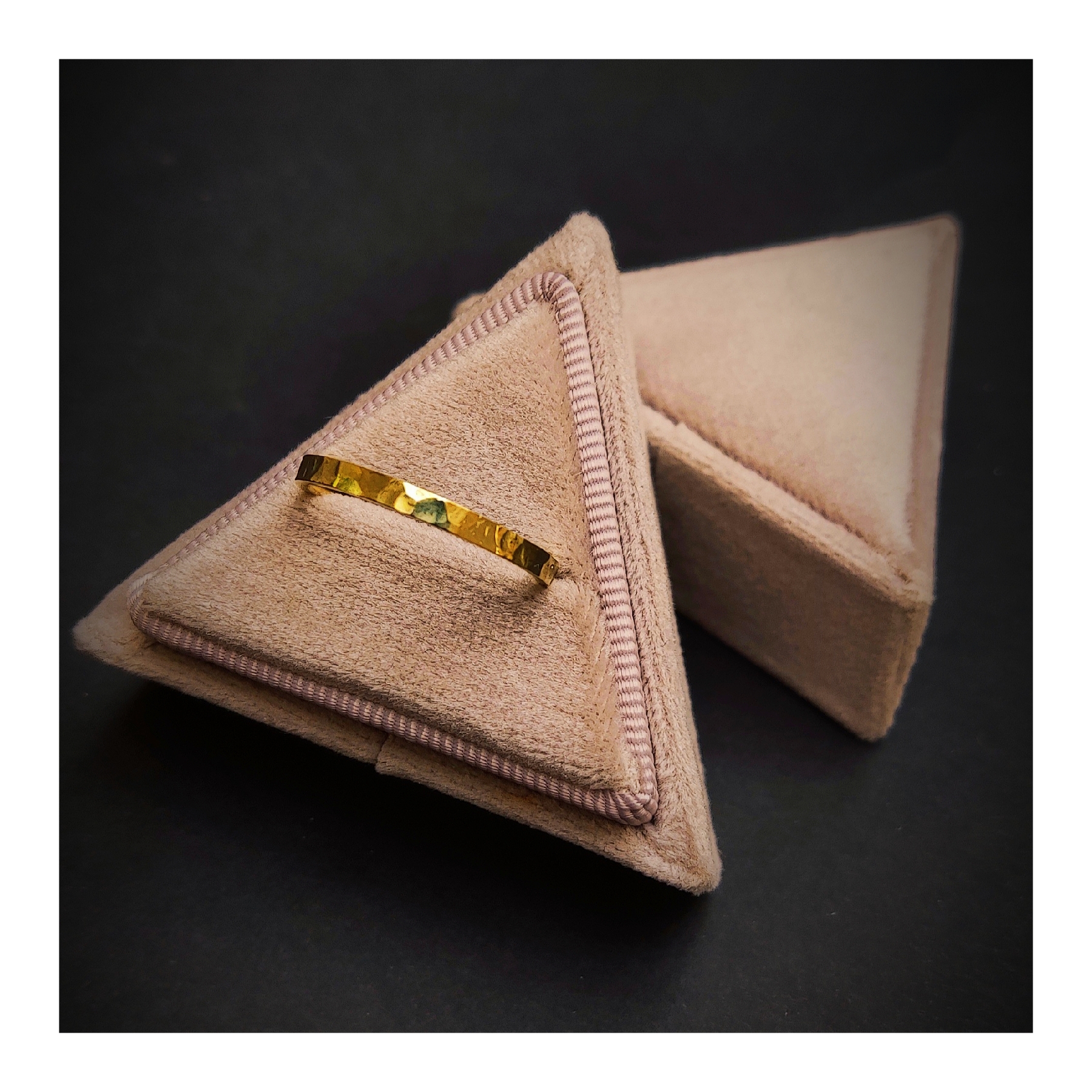 Gouden trouwring met textuur