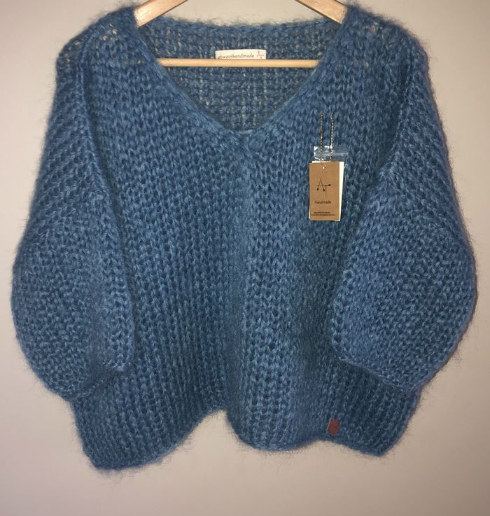 Nieuw model,V-halstrui volgens een van de modellen van Maï-knitwear:
Kleur: Jeansblauw
Afmetingen: Lengte: 52, Breedte: 70, Mouwlengte (gemeten van nekwervel tot uiteinde mouw): 55 cm -3/4 mouw-, Mouwbreedte: 21 cm.
78% mohair -9 % wol - 13% polyamide
In meerdere kleuren verkrijgbaar.
Prijs: 79 euro
