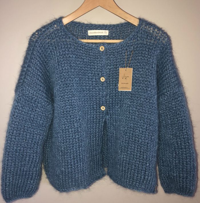 Nieuw model,cardigan volgens een van de modellen van Inti-knitwear:
Kleur: Jeansblauw
Afmetingen: Lengte: 50, Breedte: 60, Mouwlengte (gemeten van nekwervel tot uiteinde mouw): 63 cm -7/8 mouw-, Mouwbreedte: 15 cm.
78% mohair -9 % wol - 13% polyamide
Prijs: 97 euro