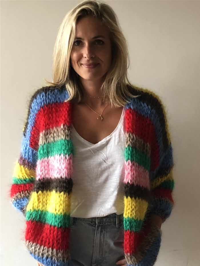 Color-stripe
Artikelnr. B20 (80% mohair-20% polyester):
Lengte: 65 cm -Br.: 62 cm - Mouwlengte (gemeten van nekwervel tot uiteinde mouw): 68 cm.
5-draads.
Prijs: 175 euro - 10 % = 158 euro
VERKOCHT
