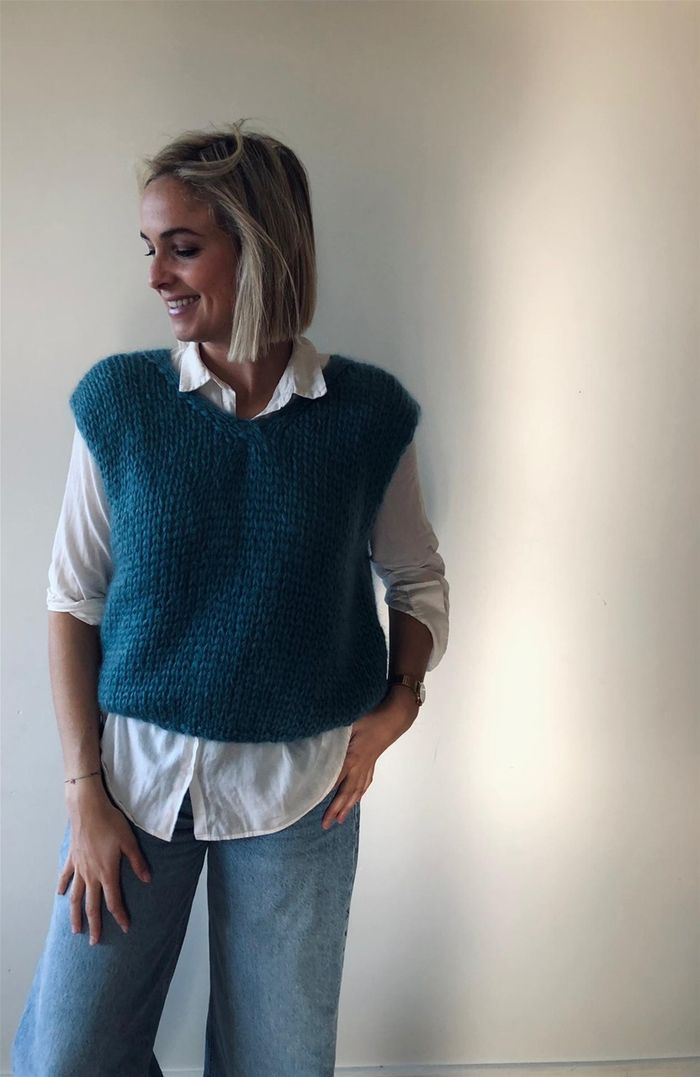 Debardeur met V-hals:
Artikelnr. LY-1: 77 % luxe superkidmohair - 23 % zijde:
Lengte: 54 cm, breedte 58 cm
Prijs: 89 euro
Actie: - 15% = 75 euro