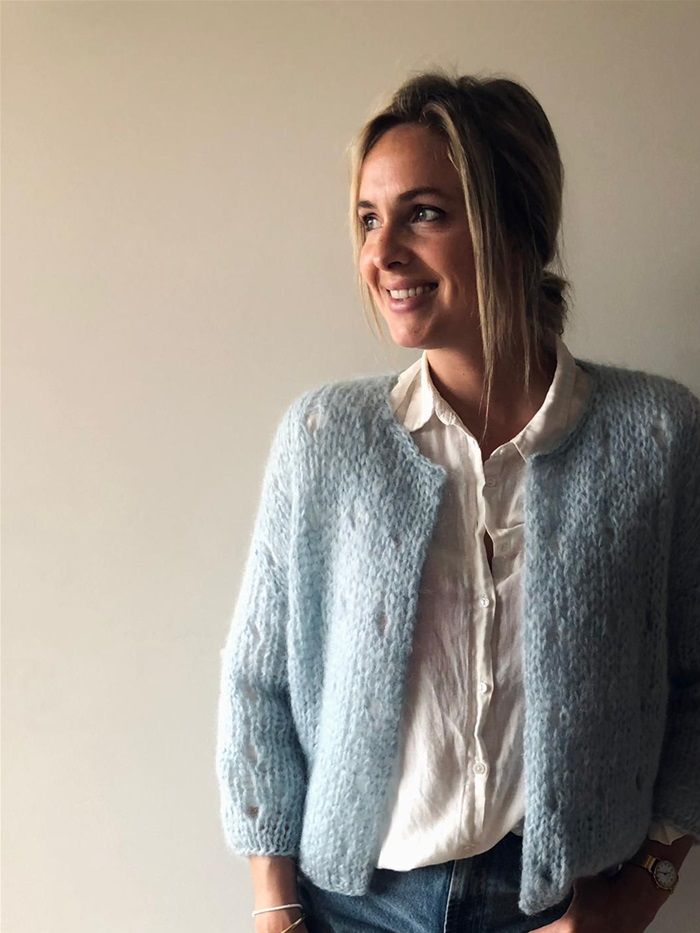 Zomervestje ajourpatroon met ronde hals:
B18 (78% mohair - 13 % polyamide - 9 % wol):lichtblauw - kleurnr. 57.
Lengte 55 cm, breedte: 60 cm.  Mouwlengte (gemeten van nekwervel tot uiteinde mouw): 64 cm.
Mouwbreedte: 17 cm.
Prijs: 78 euro
VERKOCHT