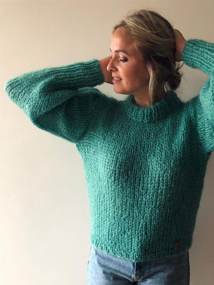 Artikelnr B18 (78% mohair-9% scheerwol-13% polyamide)l:
Trui met ronde hals en pofmouwen.
Prijs: 104 euro
Actie: - 15% = 88 euro
VERKOCHT